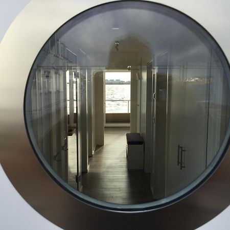 Schwimmendes Ferienhaus Antares One By Seeblick Ferien Oro, Rundum Wasser, Sauna Olpenitz Eksteriør bilde