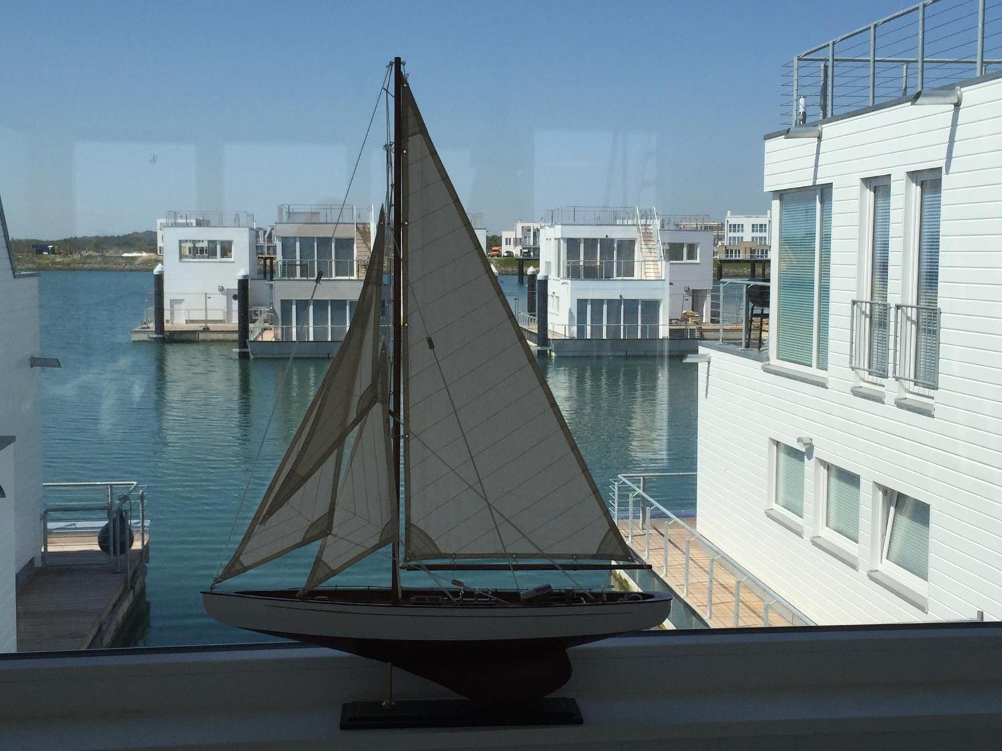 Schwimmendes Ferienhaus Antares One By Seeblick Ferien Oro, Rundum Wasser, Sauna Olpenitz Eksteriør bilde