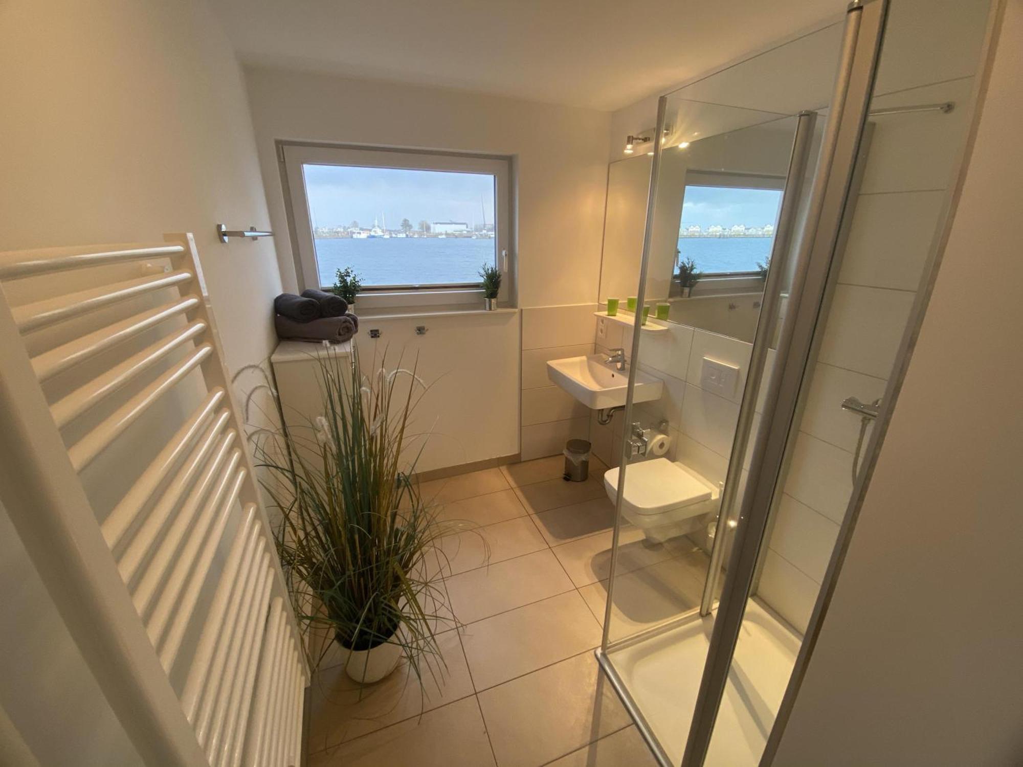 Schwimmendes Ferienhaus Antares One By Seeblick Ferien Oro, Rundum Wasser, Sauna Olpenitz Eksteriør bilde