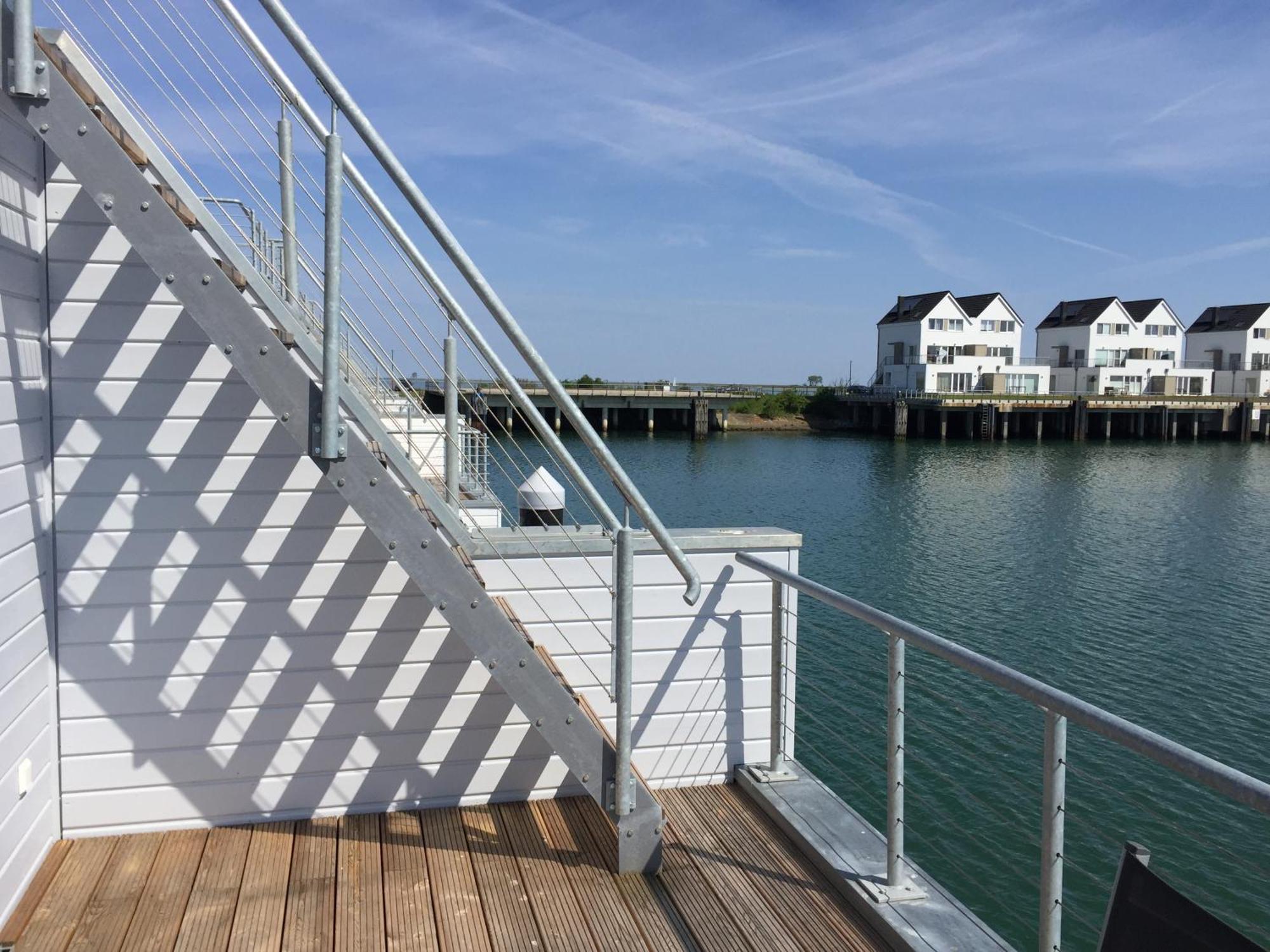 Schwimmendes Ferienhaus Antares One By Seeblick Ferien Oro, Rundum Wasser, Sauna Olpenitz Eksteriør bilde